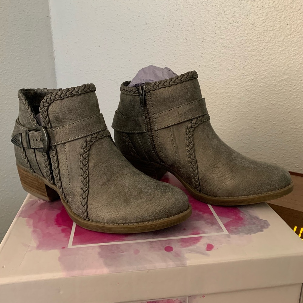 Size 8.5 Gray Bootie. Never worn, brand new.